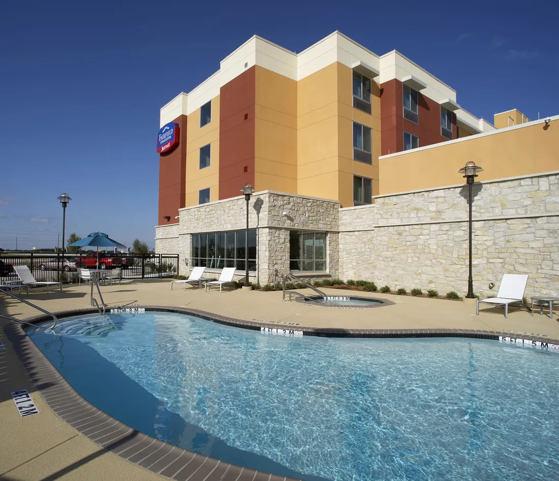 Fairfield Inn & Suites — Outdoor Pool